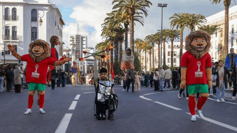 (C’était en 2025).. Défilé artistique joyeux à Rabat avec des rythmes et des couleurs africaines