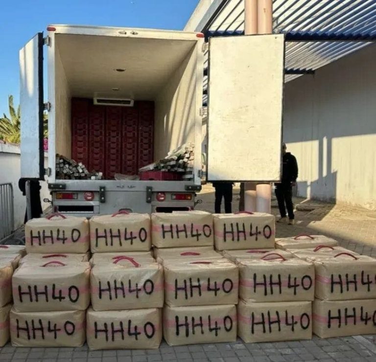 Les éléments de sécurité de Béni Mellal et Khouribga déjouent une importante opération de contrebande et arrêtent un camion chargé de stupéfiants