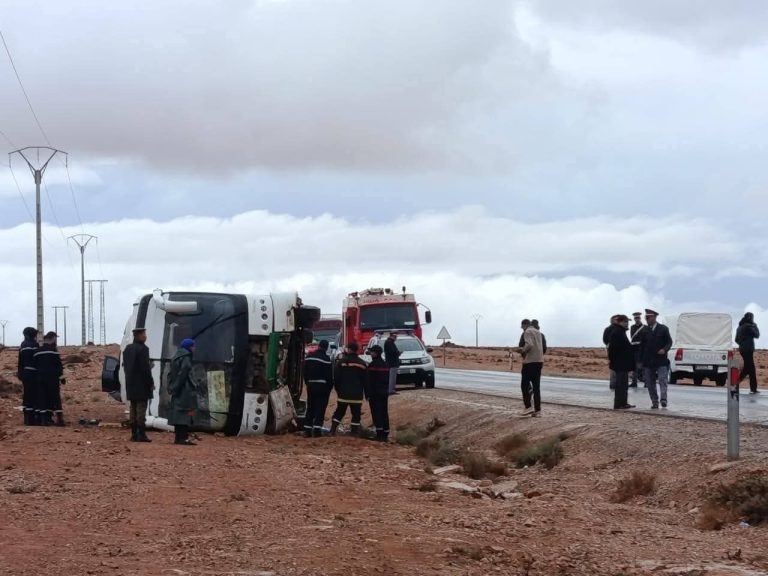 Un bus de transport de passagers se renverse près de Guelmim, faisant des dizaines de blessés
