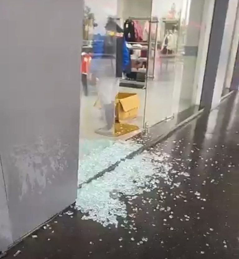 Casablanca : De forts vents provoquent l'effondrement de la vitrine d'un magasin à Tadart et une catastrophe a failli se produire