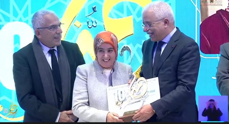 Le couronnement de (Nezha Bouabdallah), représentante de la région de l'Oriental, avec le prix de la femme marocaine d'excellence