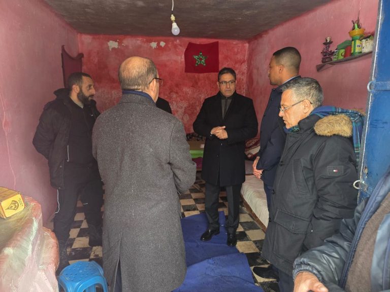 Le gouverneur de la province de Taza sur le terrain face aux conditions de vie des habitants de Bab Bouddir face à la vague de froid glacial