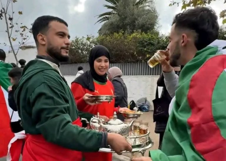 Coupe d'Afrique des Nations : Un couple marocain accueille les supporters algériens avec du thé et des pâtisseries à Rabat