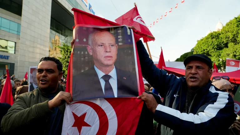 Les partisans du président tunisien manifestent dans la capitale pour le soutenir