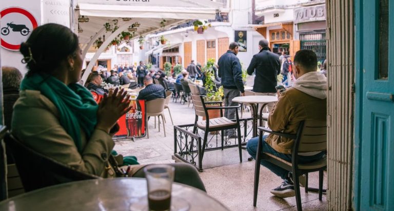 La controverse sur les (amendes) des droits d'auteur contre les cafés et restaurants se poursuit malgré les clarifications officielles