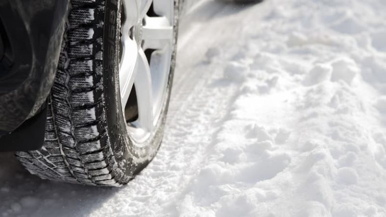 France : Les intempéries causent la mort de 5 personnes sur les routes en raison de la neige et du verglas