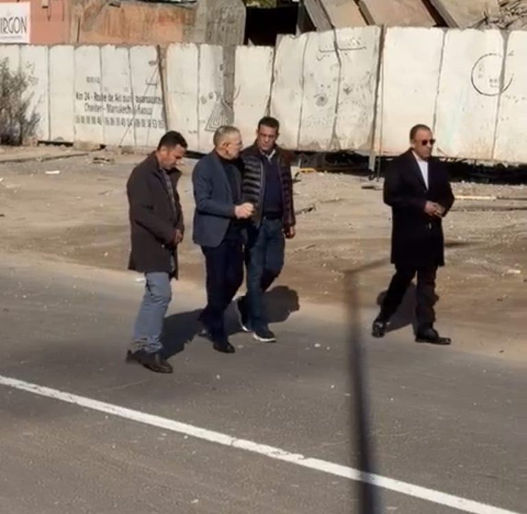 Le wali de Marrakech-Safi inspecte le site de l'effondrement d'un immeuble en construction dans le quartier d'Aïn Mezouar à Marrakech.