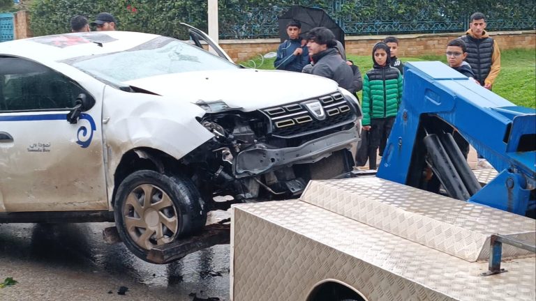Renversement d'un taxi après une collision avec un poteau électrique à Fnideq