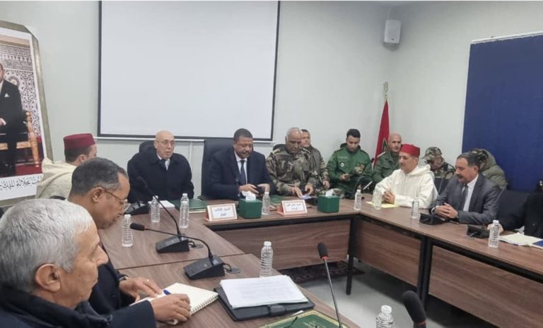Le gouverneur de Taounate préside une réunion de communication avec les élus de cinq communes territoriales pour renforcer la gouvernance et le développement local