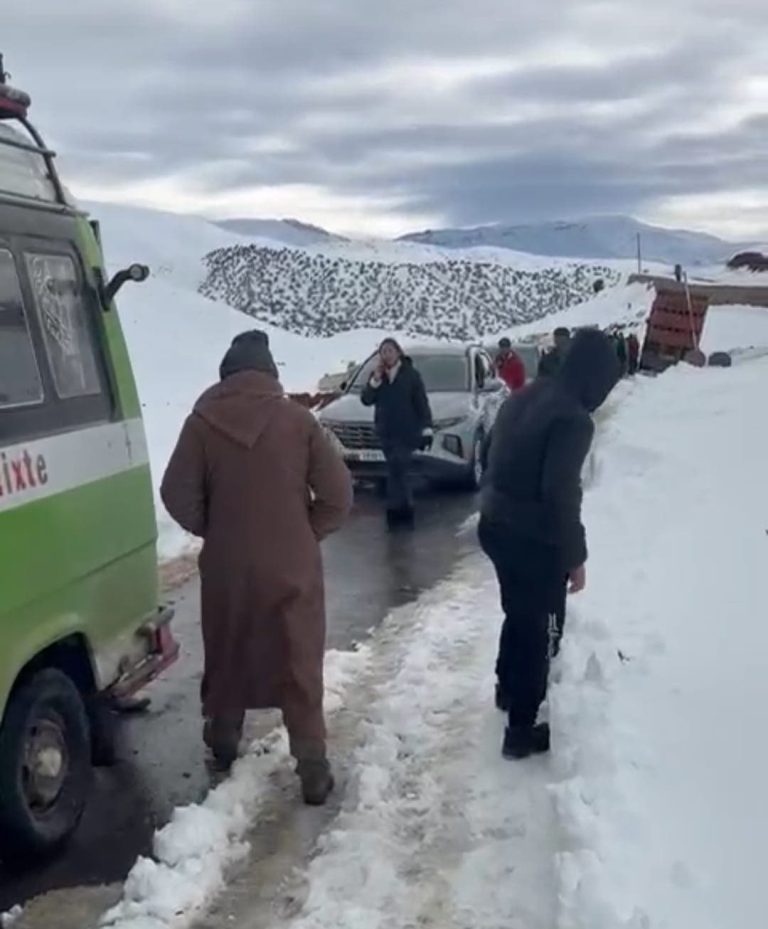 La neige assiège des dizaines de personnes à Aït Bougmaz, appel à une intervention urgente