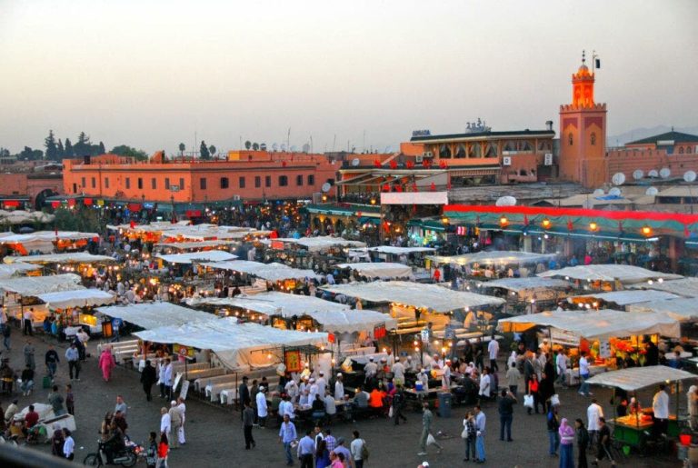 Les autorités de Marrakech suspendent l'activité d'un stand de restauration à la place Jemaa el-Fna