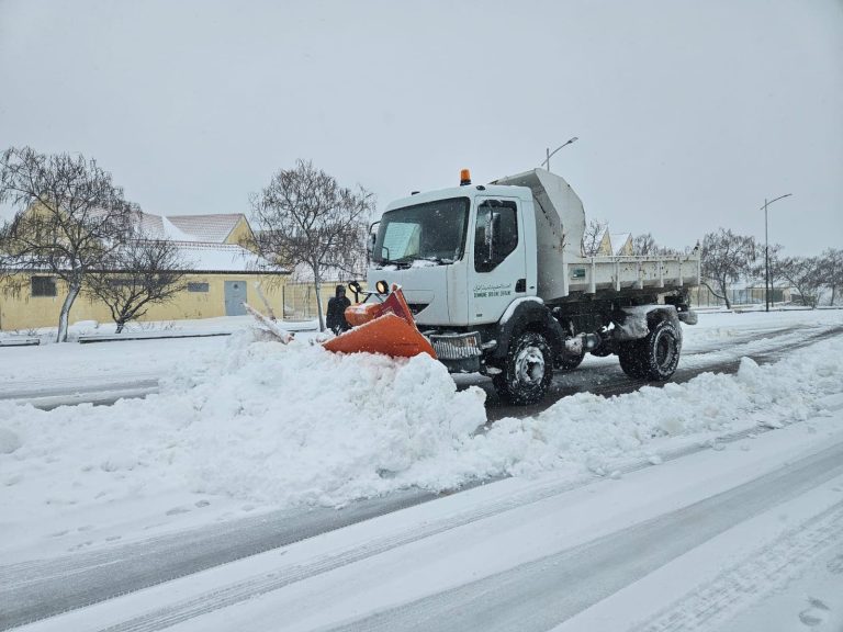 La commune d'Ifrane mobilise ses machines et ses ressources humaines pour déblayer la neige et sécuriser la circulation