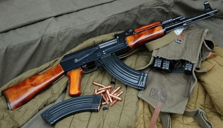Saisie d'un fusil et de munitions dans une voiture avec une plaque d'immatriculation falsifiée à Douar Azghar, dans la province d'Al Hoceima