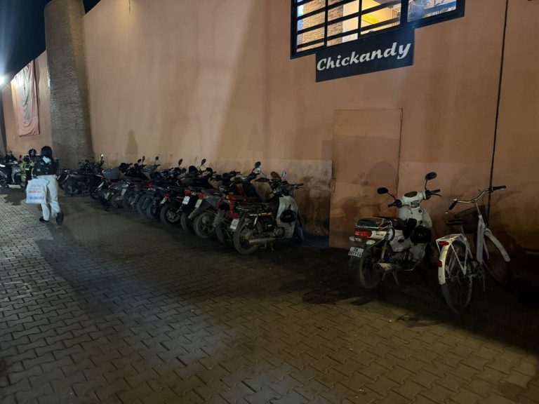 La transformation d'un couloir d'urgence d'un marché en parking à vélos présage de graves conséquences (photos)