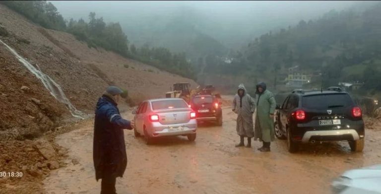 Ketama... Une intervention sur le terrain urgente désenclave des douars bloqués par des éboulements rocheux