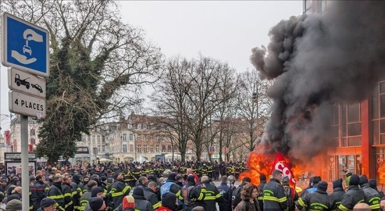 France : Manifestations des pompiers à Lille en raison de la loi interdisant la barbe