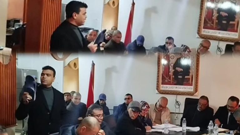 Portant une sandale et une montre... Un conseiller communal de Settat fait sensation