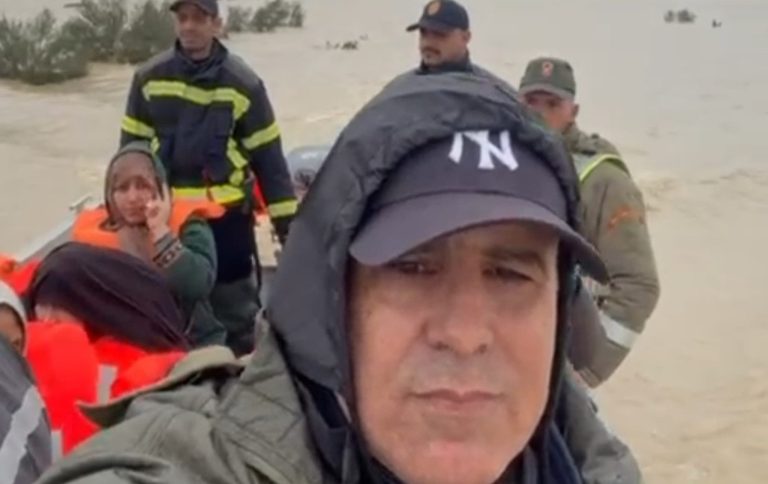 Le gouverneur de la province de Sidi Slimane supervise sur le terrain le transfert des habitants sinistrés du douar de Lkaliea par bateaux