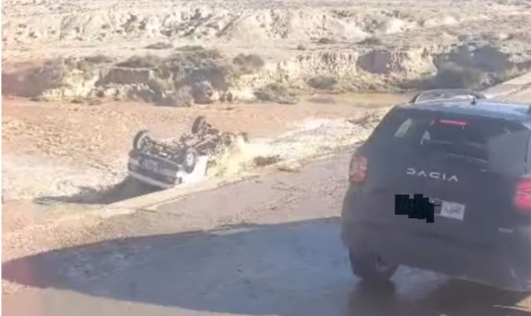 Boulemane.. Les inondations emportent une voiture au pont d'Ait Makhlouf et Imouzzer Marmoucha
