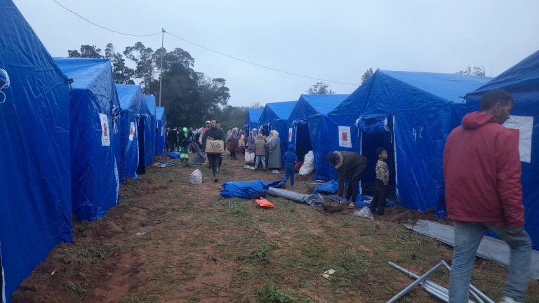 Les autorités de Kénitra réglementent la prise de photos dans le camp d'accueil des sinistrés des inondations