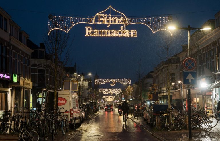 Utrecht illumine "Kanalstraat" pour célébrer le Ramadan et renforcer l'ambiance de préparation spirituelle et sociale