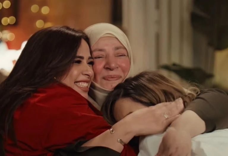 Après des années d'absence... Apparition d'Abla Kamel dans une publicité ramadanesque qui réalise des millions de vues