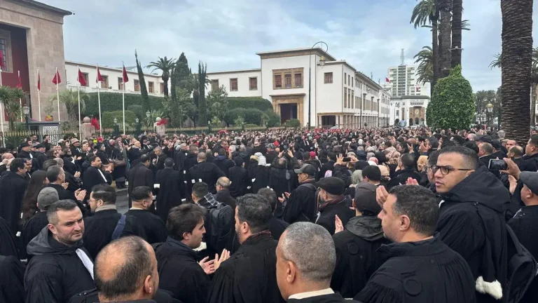 Malgré la pluie... Rassemblement de protestation massif des avocats devant le Parlement contre la "loi Ouahbi"