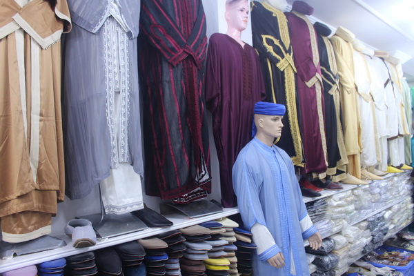 Ramadan relance l'activité du marché des Habous à Casablanca, la djellaba marocaine la plus demandée