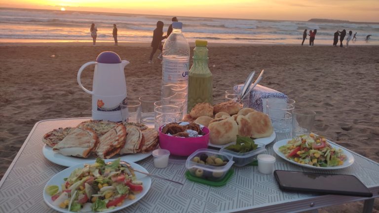 Après l'amélioration des conditions météorologiques... "Le ftour à la mer" revient à la mode pendant le Ramadan