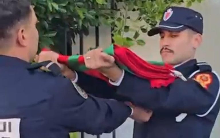 Ksar El Kebir : levée du drapeau national au commissariat de police et annonce de la reprise complète des services de sécurité