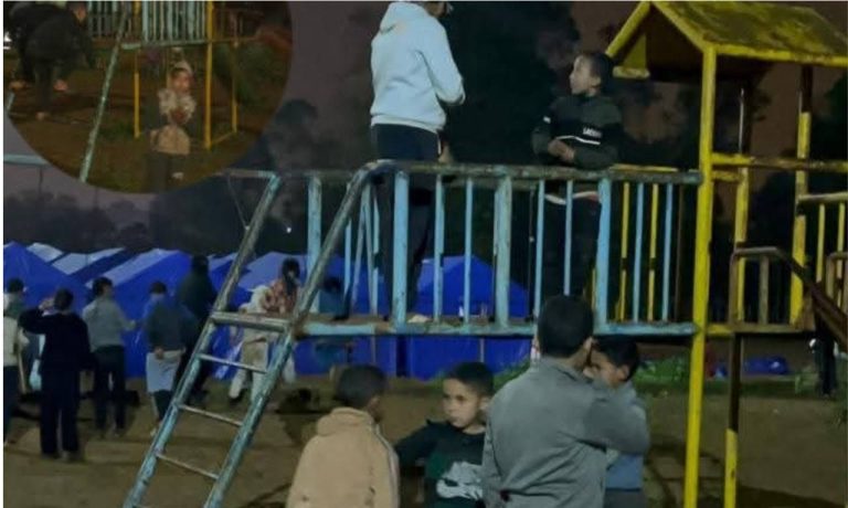 Les inondations... Un espace de loisirs redonne le sourire aux enfants du camp d'hébergement de Kénitra