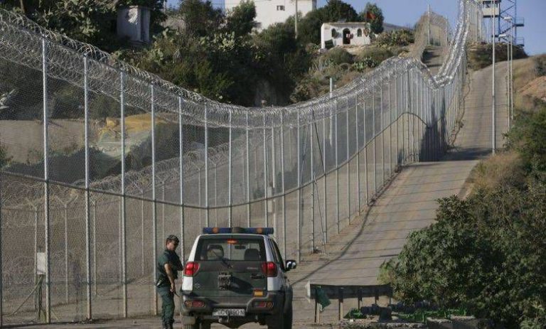 La Garde civile démantèle un réseau de trafic de drogue via la clôture de Melilla occupée