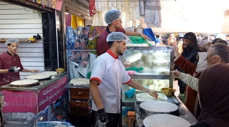 Marchés d'Oujda : (Feuille de pastilla) au sommet des tables le premier jour du Ramadan (vidéo)