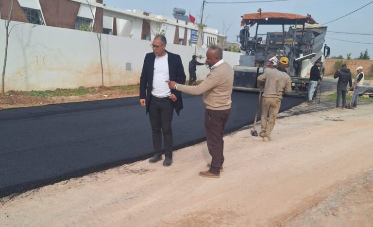 Moulay Yacoub : Les chantiers routiers à Aïn Chekef renforcent le développement local