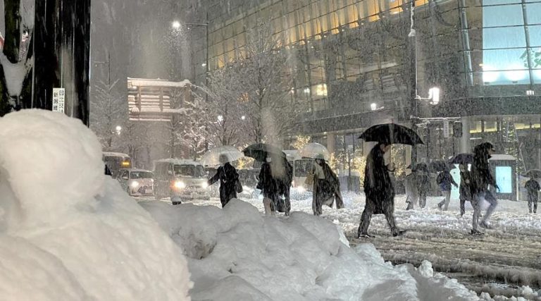 Neige record au Japon : 18 morts et des centaines de blessés