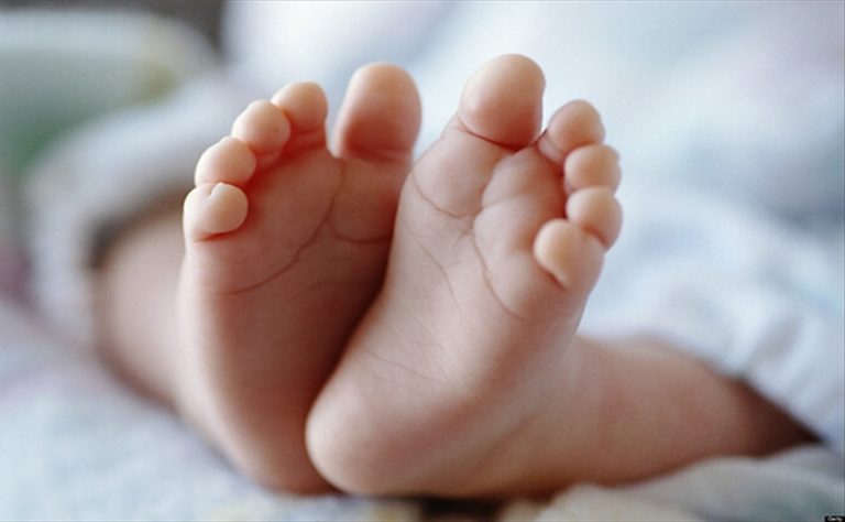Un tragique incident secoue l'Italie : un père tue accidentellement sa fille nouveau-née par suffocation