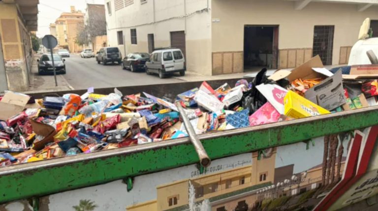 Oujda.. Saisie et destruction de près de deux tonnes de denrées alimentaires périmées lors d'une opération de contrôle