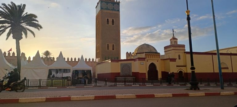 L'exposition de produits sur la place de la mosquée Sidi Ghalimi fait sortir la présidente du conseil de Settat de son silence