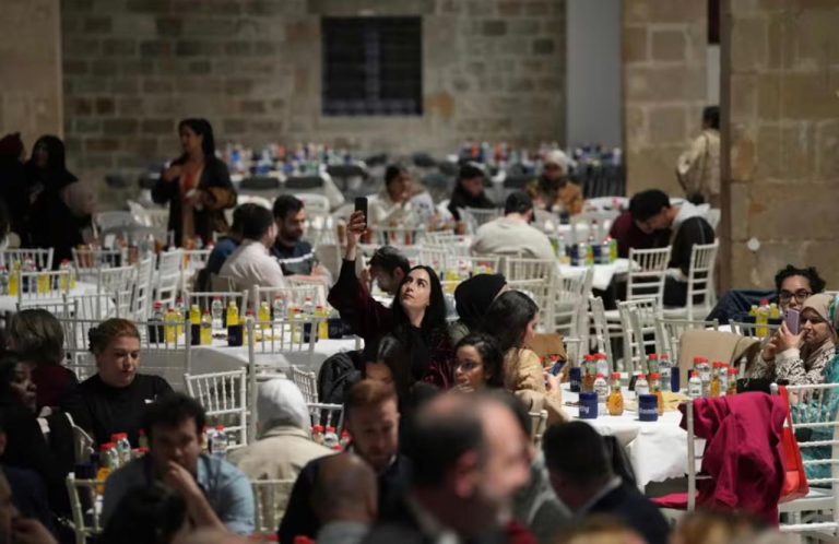 Plus de mille participants à un iftar ramadanesque à Barcelone affirment: le dialogue et la diplomatie, voies de la paix