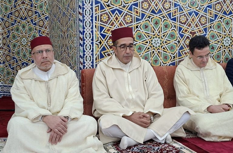 En présence du gouverneur de la province... Al Hoceima célèbre la nuit du destin dans une atmosphère spirituelle à la mosquée Mohammed VI