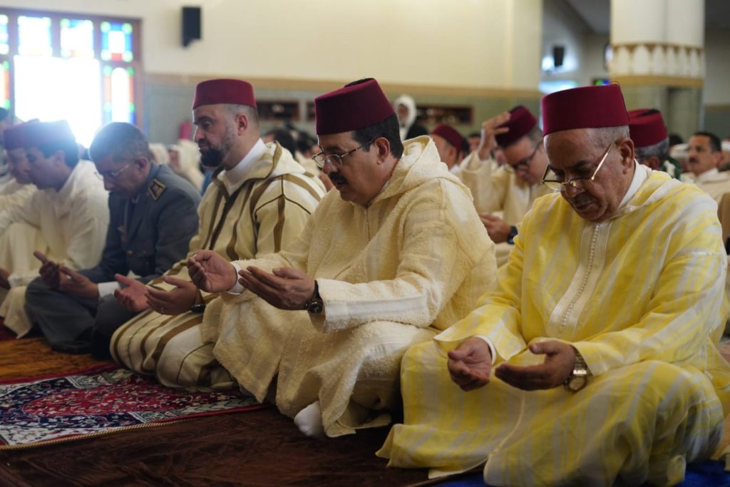 Kénitra.. Le gouverneur de la province participe aux célébrations de l'Aïd al-Fitr à la mosquée "Lalla Khadija"
