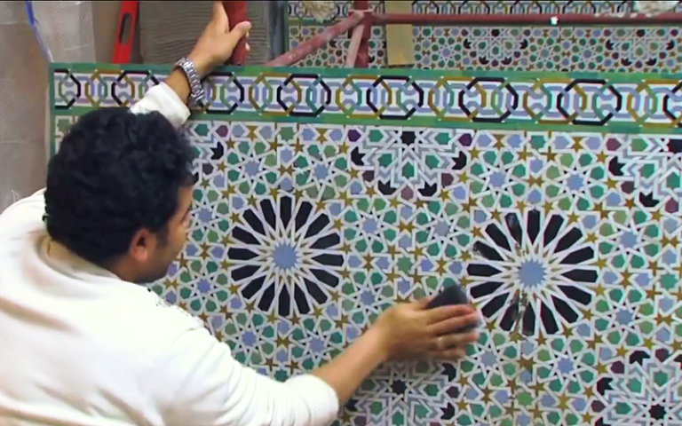 L'emploi d'artisans marocains dans la fabrication de zellige en Algérie suscite des craintes d'atteinte au patrimoine