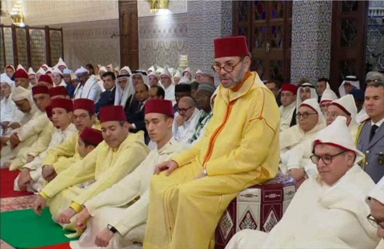 Le Roi accomplit la prière de l'Aïd al-Fitr à la mosquée Ahl Fass à Rabat et reçoit les félicitations