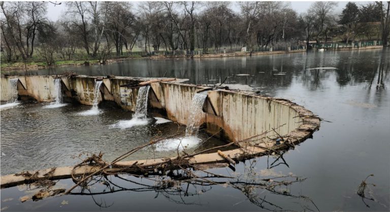 Négligence à l'égard du lac L'Abreverie à Ifrane... La dégradation environnementale suscite l'indignation des visiteurs et des habitants