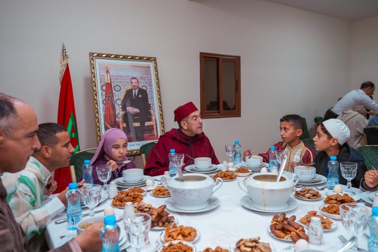 Agadir... Un iftar ramadanesque réunit le wali Amzazi avec les élèves et un débat sur l'éducation