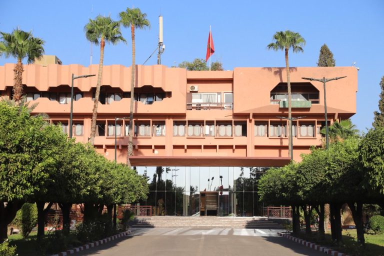 La construction illégale fait tomber un chef de district et deux agents d'autorité à la commune d'Agouatim, province d'Al Haouz