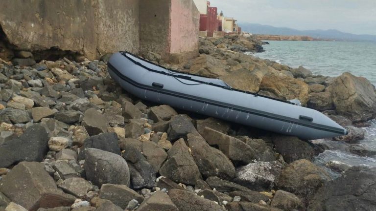 Nador.. Un bateau mystérieux sur la plage d'Arkmane suscite des interrogations