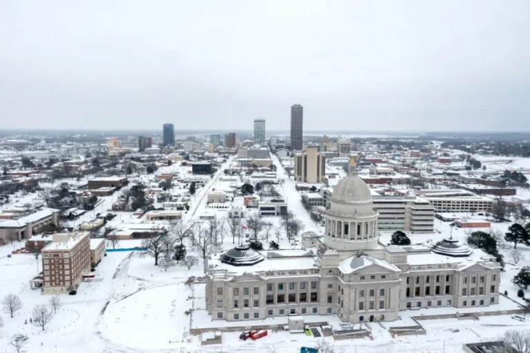 Tempête hivernale frappe le Midwest américain et prive 349 000 foyers d'électricité
