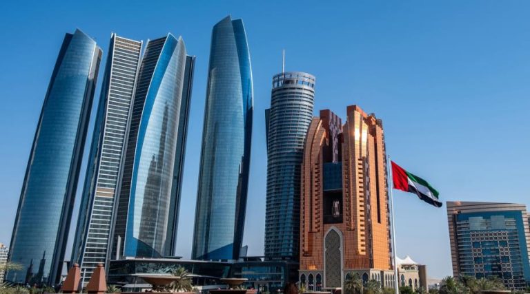 Les défenses aériennes réussissent à déjouer une menace aérienne au-dessus d'Abu Dhabi