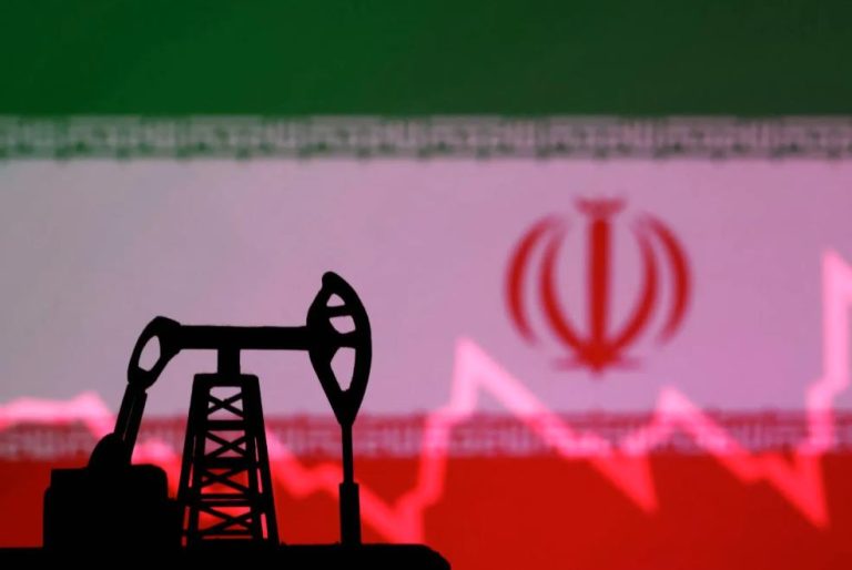 Les États-Unis autorisent la vente de pétrole iranien stocké sur des pétroliers en haute mer